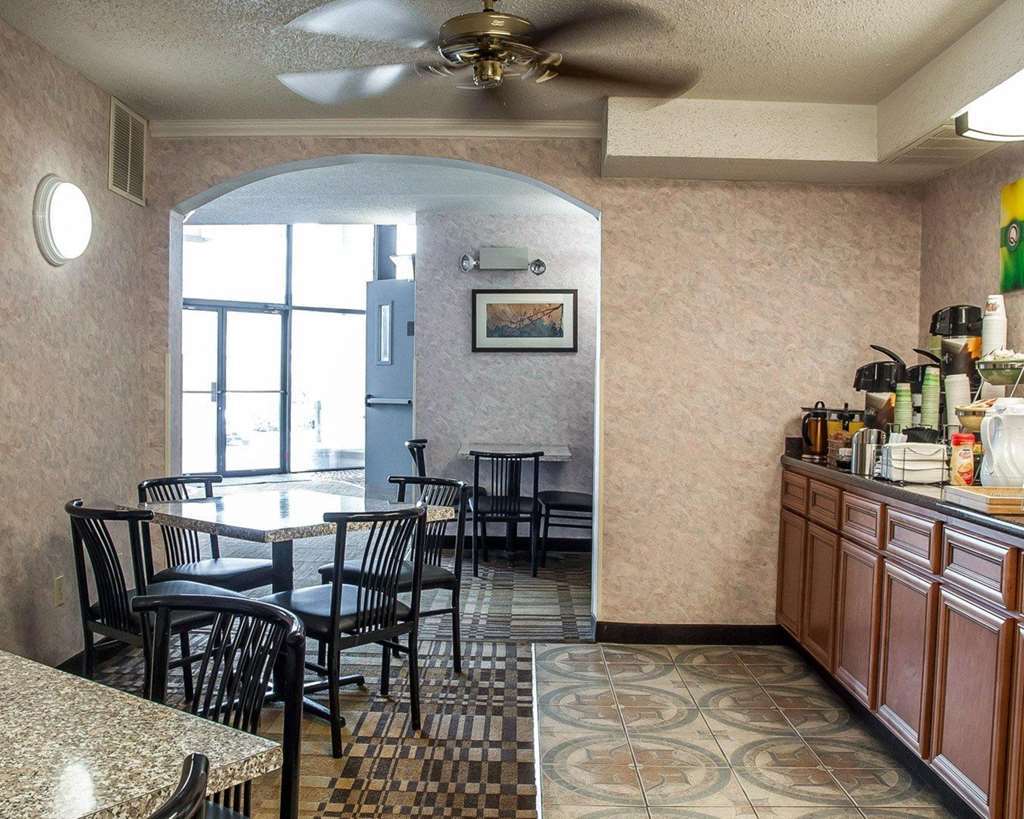 Quality Inn Near Six Flags St. Louis Pacific Restaurant photo