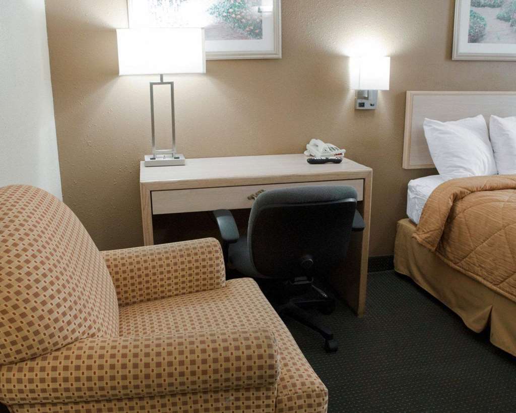 Quality Inn Near Six Flags St. Louis Pacific Room photo